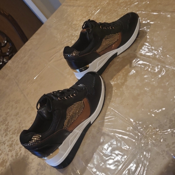 Shoes - Picture 2 of 6